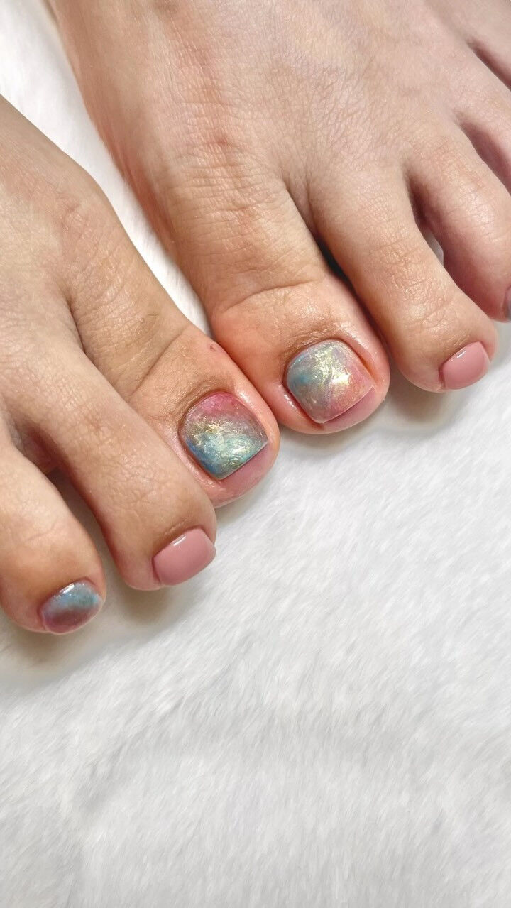 額縁から選ぶ大人ニュアンスフットネイル